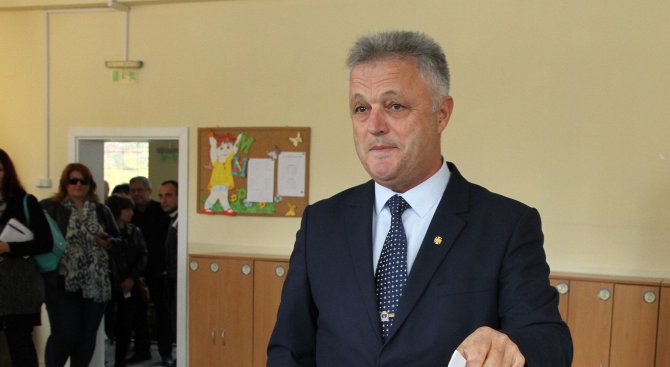 Вицеадмирал Пламен Манушев гласува във Варна (снимки)