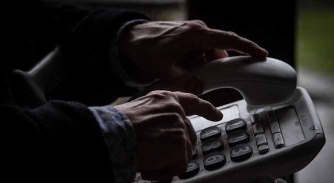 Възрастна жена е дала 12 000 лева на телефонни измамници