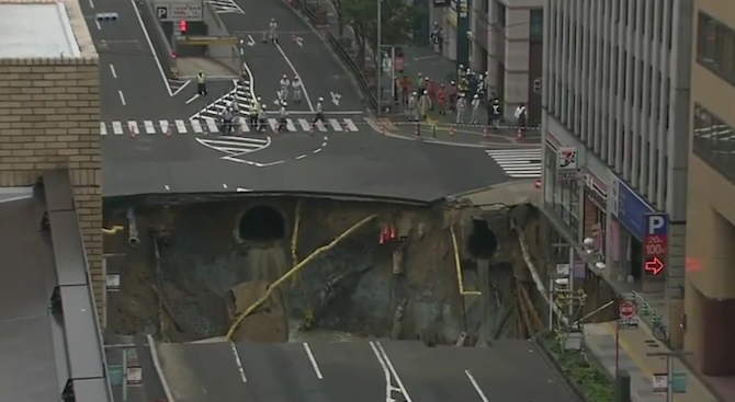 30-метров кратер погълна булевард в Япония (видео)