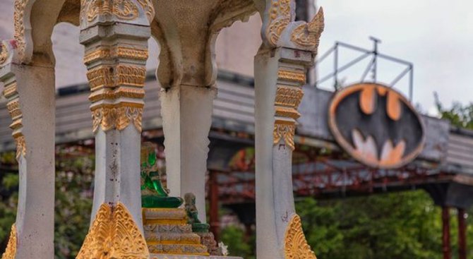 Барът на Батман се намира в Тайланд