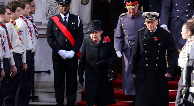 Кралица Елизабет II присъства на церемония в памет на загиналите във войните