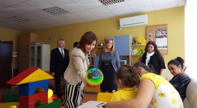 Русинова: Ще създадем мрежа от социални, здравни и образователни услуги в цялата страна