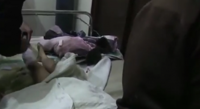 Шест деца загинаха при бомбардировка на детска градина в Сирия (видео)