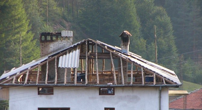 Силен вятър отнесе покрив на къща в ямболското село Дражево