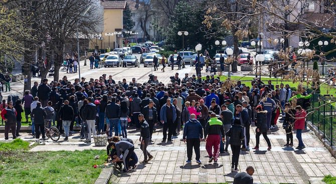 Стотици роми се събраха пред съда в Пазарджик (снимка)