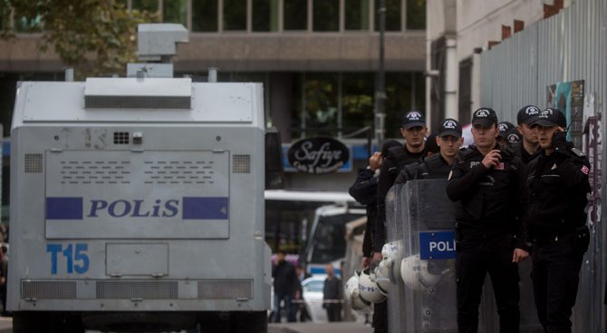 Арестуваха 103-ма учени в университет в Истанбул