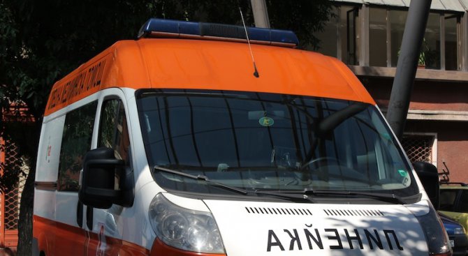 Бус и ТИР катастрофираха на пътя Лютидол-Мездра, трима са ранени