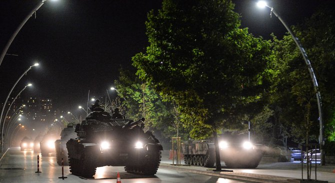 Над 20 хиляди са отстранени от армията в Турция след опита за държавен преврат