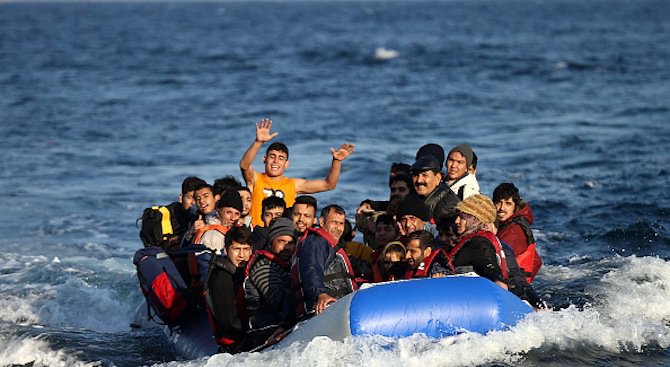 Надуваема лодка с мигранти се преобърна край бреговете на Либия