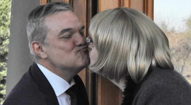 Румен Петков разцелува по устата Стефан Рядков пред парламента (снимки)