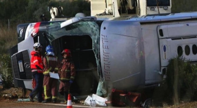 Тежка автобусна катастрофа, най-малко 20 деца са пострадали