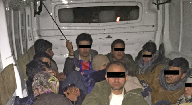 Бежанци бяха открити в товарен камион в Стара Загора