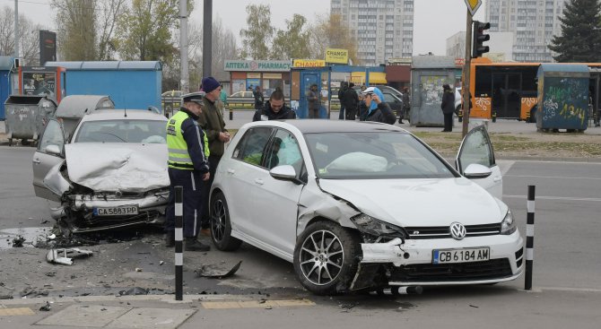 Две коли се удариха до Окръжна болница в София (снимки)