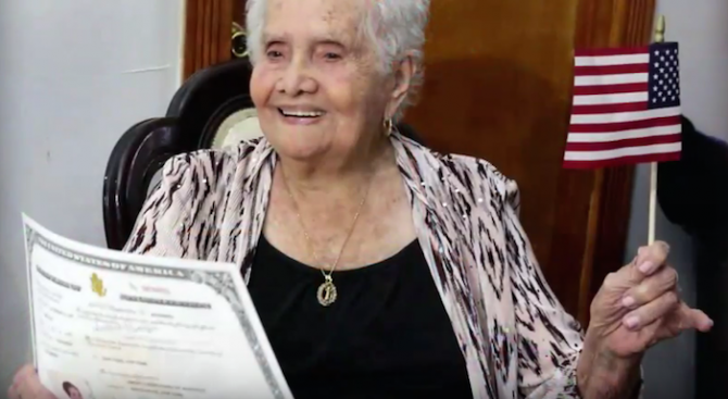 Жена на име Америка стана гражданка на САЩ на 99-годишна възраст (видео)