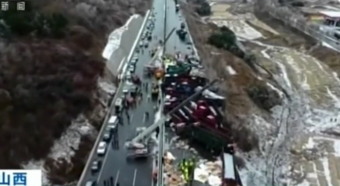 Жестока верижна катастрофа взе 17 жертви в Китай (видео)