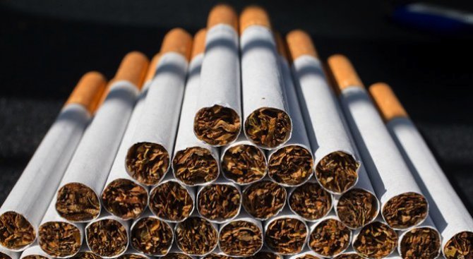 Откриха 10 000 къса нелегални цигари на задната седалка на кола