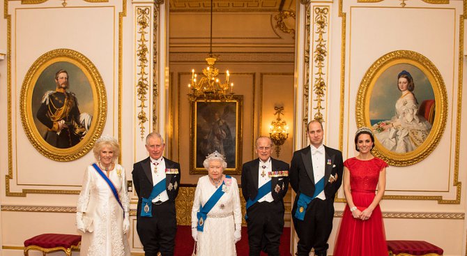 Кралското семейство заслепява с блясък на прием в Лондон