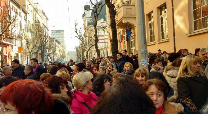 Протест пред ВСС скандира &quot;Долу Цацаров&quot; и &quot;Оставка&quot; (видео+снимки)