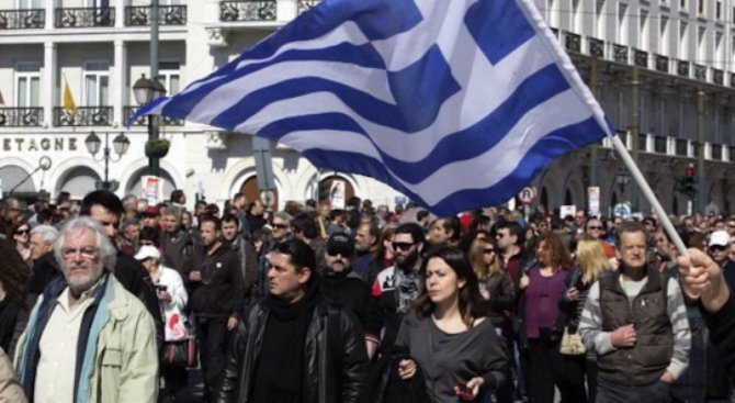 Спад на безработицата в Гърция