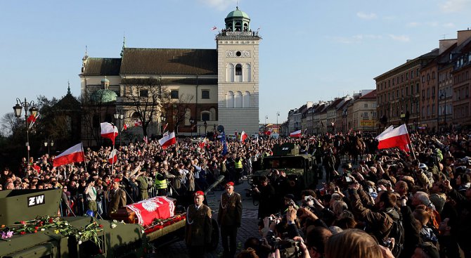 Хиляди обградиха парламента в Полша