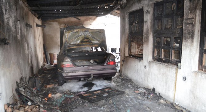 Мъж е пострадал при пожар в автосервиз в Пловдив (снимки)