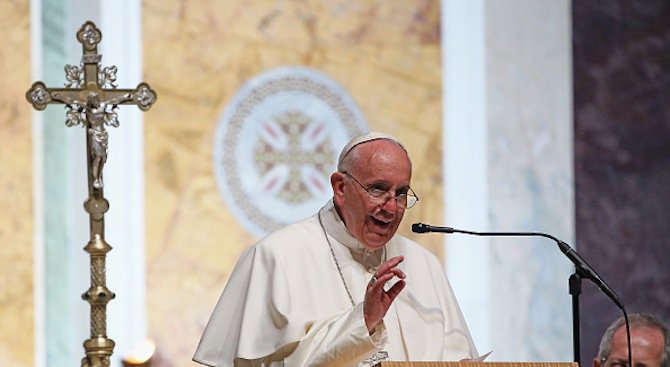 Папа Франциск: Сирия отново трябва да стане образец на мирно съществуване на различни вероизповедани