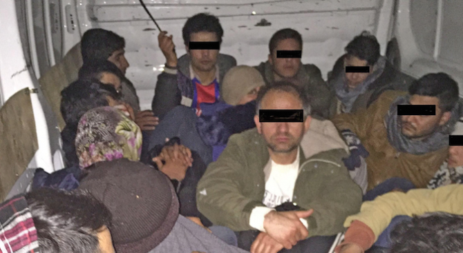 Спипаха 36 нелегални мигранти в микробус край Монтана