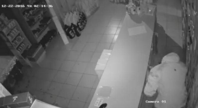 Крадец разби стъкло за 300 лв., за да открадне 14 лв. (снимки+видео)