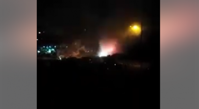 Десетки коли изгоряха в автокъща в София (снимки+видео)