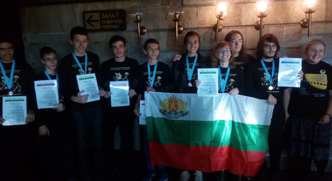 Български ученици спечелиха 61 медала в международни олимпиади и балканиади през 2016 година