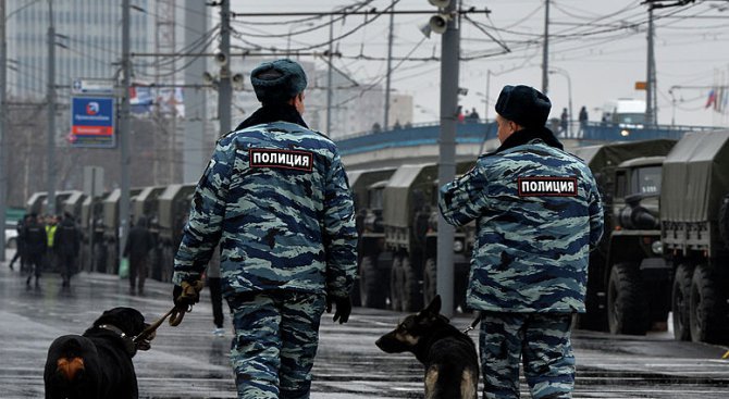 Полицията в Москва евакуира 3000 души от три гари заради заплахи (обновена)
