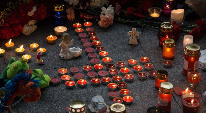 Украински радикали изхвърлиха цветята, поднесени в памет на загиналите в катастрофата с Ту-154