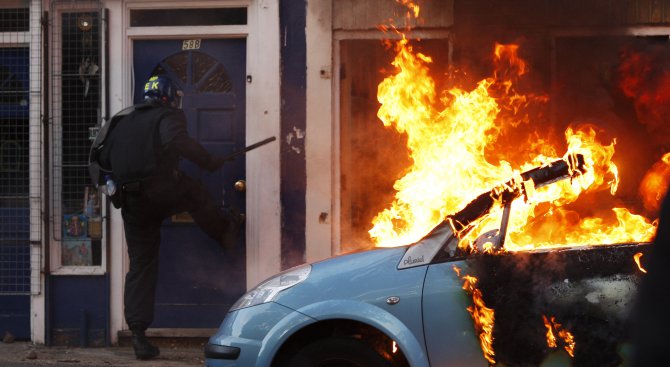 Във Франция в новогодишната нощ са били запалени 650 автомобила, 454 души са били задържани