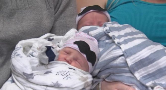 Близнаци се родиха в различни години (видео)