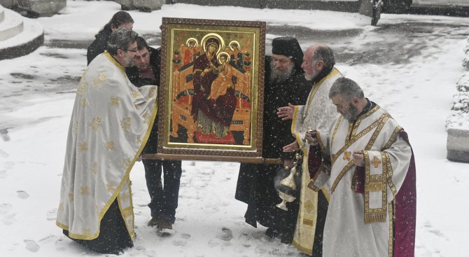 Донесоха иконата на Божията майка „Всецарица“ в столичния храм &quot;Св. Параскева“ (снимки)