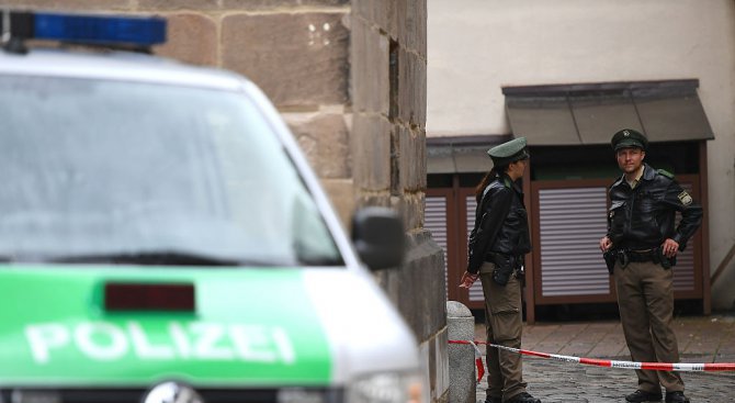 Германски полицаи застреляха мъж, нахлул в полицейски участък, размахвайки нож