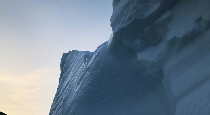 Гигантски айсберг се откъсва от антарктическия шелф