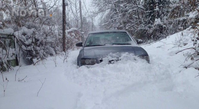 Снегът блокира южните квартали на София (снимки)
