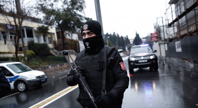 Взрив в Измир, двама убити и най-малко 10 ранени (обновена+видео)
