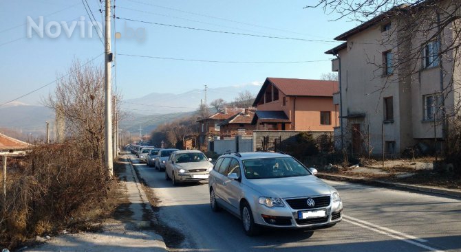 Километрична опашка на пътя Банско-Симитли (снимки)