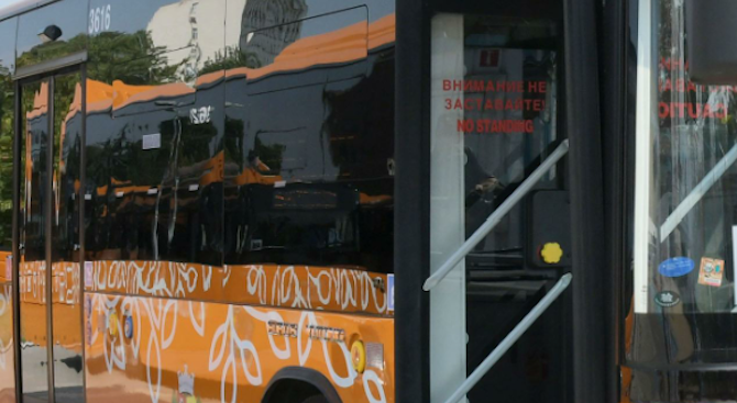 Автобус със счупена врата вози пътници в София (видео)