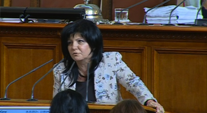 Караянчева към БСП: Ние не поставяме сиренце в капаните за хората, както правите вие (видео)