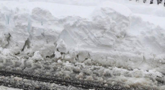 Снегонавявания оставиха затворени пътища в Търговищко