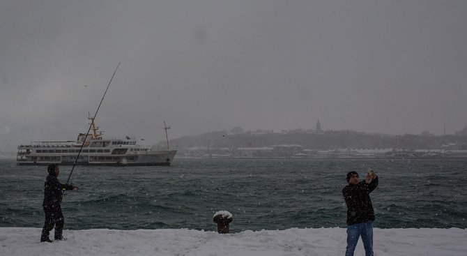 Зимата парализира и Истанбул, Босфорът е затворен