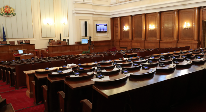 Депутати искат извънредно събрание заради важни законопроекти (снимки)