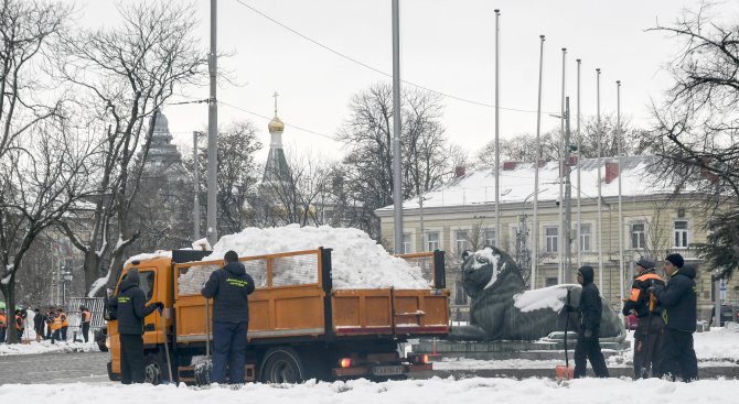 Извозват сняг от София (снимки)
