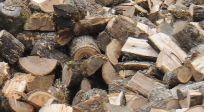 Камион разсипа дърва на входа на Велико Търново
