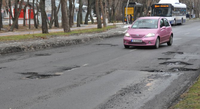 Огромни дупки зейнаха по улиците на Бургас (снимки)