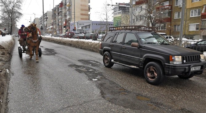 Дупки зейнаха след снега по хасковските улици (снимки)
