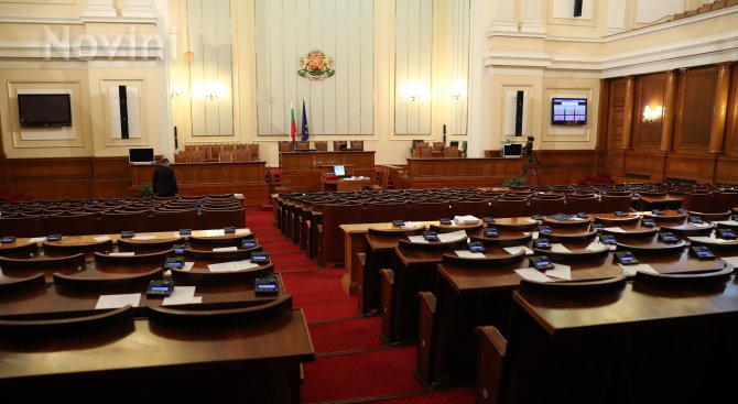 Депутатите едвам събраха кворум за предпоследното си заседание (снимки)